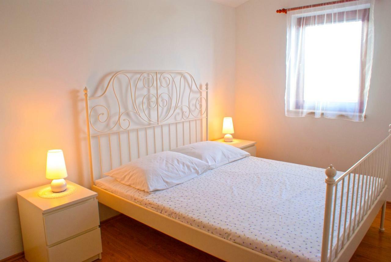 Apartmani Ribarica**** Karlobag Exterior foto